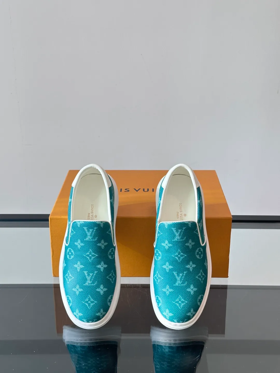 Men's shoes 💰p360 "LOUIS VUITTO＊" Classic presbyopic slip-on loafers are made of classic Damier Gra men's shoes 💰phite canvas, with LV logo embellishment on the shoe body, leather straps decorated with LV metal logo buckles, smooth calf leather trim, and Monogram flower rubber outsole, full of youthful vitality and elegance. Blake craftsmanship and hand-stitched uppers cleverly establish recognition, and the standard sheepskin lining provides a comfortable and soft foot feel! Size: 38-44